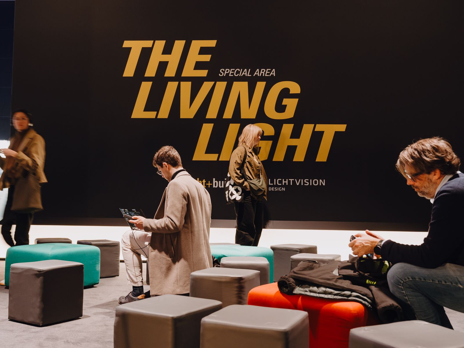 Besucher in der Loungezone